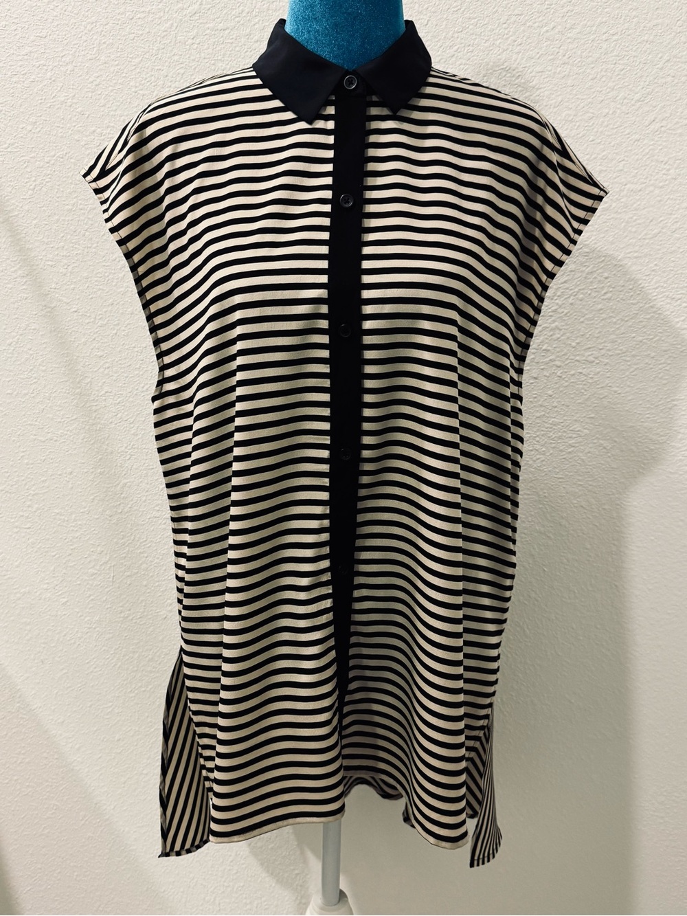 DKNY Black and Cream Striped Sleeveless Button-Front Top perfect condition sz L